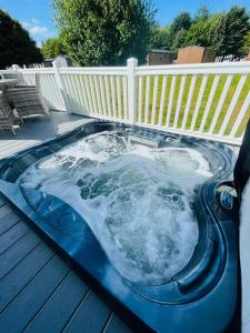 The Braunston Lodge with Hot Tub