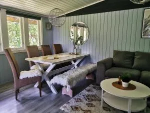 Naturskjønn feriehytte i nærheten av dyreparken - Tveit