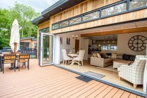 High Oaks Grange - Contemporary Lodges - 桑顿代尔