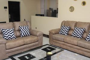 Lux Suites Ndemi Gardens Apartments