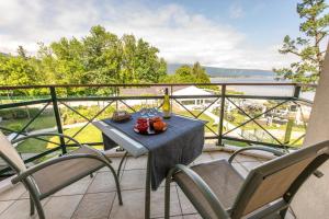 Appartements La Baie des Voiles, FEET IN THE CRYSTAL WATERS, 12 Apts from studio to Duplex, LLA Selections by Location lac Annecy : photos des chambres