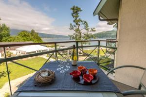 Appartements La Baie des Voiles, FEET IN THE CRYSTAL WATERS, 12 Apts from studio to Duplex, LLA Selections by Location lac Annecy : photos des chambres