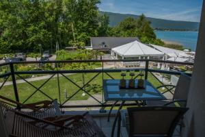 Appartements La Baie des Voiles, FEET IN THE CRYSTAL WATERS, 12 Apts from studio to Duplex, LLA Selections by Location lac Annecy : photos des chambres