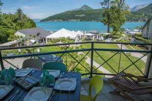 Appartements La Baie des Voiles, FEET IN THE CRYSTAL WATERS, 12 Apts from studio to Duplex, LLA Selections by Location lac Annecy : photos des chambres