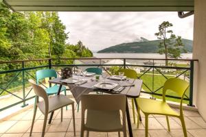 Appartements La Baie des Voiles, FEET IN THE CRYSTAL WATERS, 12 Apts from studio to Duplex, LLA Selections by Location lac Annecy : photos des chambres