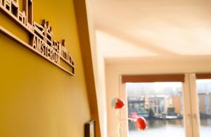 Houseboat studio with canalview and free bikes