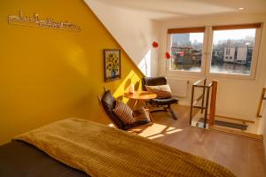 Houseboat studio with canalview and free bikes