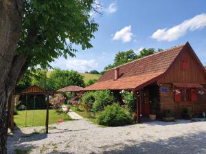 Pod orehom drvena kuća i sauna 