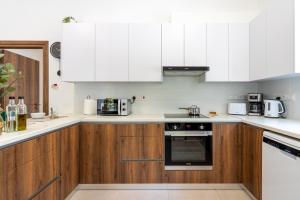 Arty Haven - Spacious 3-BR House in Larnaca