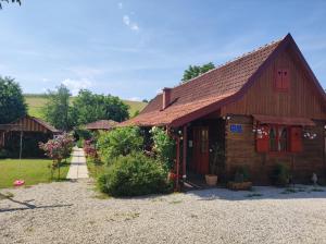 Pod orehom drvena kuća i sauna 