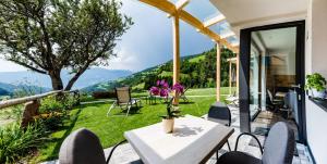 Apartment with Garden View