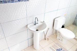 Casa com Churrasqueira e Piscina em Camacari BA