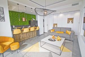 Luxury Garden Jacuzzi Promenade