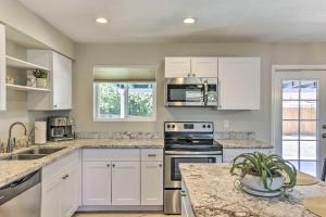 3 Mi to ASU Home with Pool and Grill in Tempe!