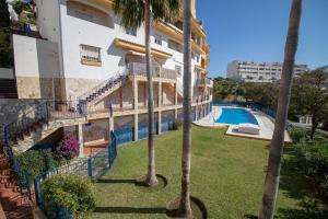 C43 - Family House with Terrace and Shared Pool