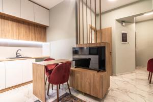Cozy Apartment - 8' To Panormou Metro Station - Hotel 2 stelle a Atene