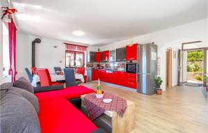 5 Bedroom Amazing Apartment In Viskovo 
