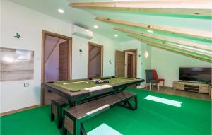5 Bedroom Amazing Apartment In Viskovo 