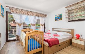 5 Bedroom Amazing Apartment In Viskovo