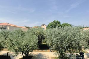 Appartement type industriel dans cadre provençal