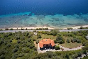 Beachfront villa with huge garden, 3br, Halkidiki - Xiropótamon