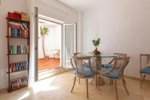 Central apartment with two bedrooms and a patio