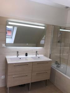 Sejours chez l'habitant Chambre , 1 lit double et 1 lit simple : photos des chambres