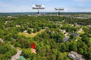 1 min to the Parkway SPACIOUS cabin w 3 suites and extra bedroom!