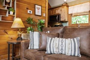 1 min to the Parkway SPACIOUS cabin w 3 suites and extra bedroom!