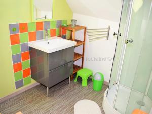 Maisons de vacances Gite Athee-sur-Cher, 2 pieces, 2 personnes - FR-1-381-371 : photos des chambres