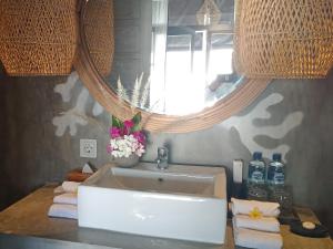 Phòng Deluxe Giường Đôi Với Ban Công và Tầm Nhìn Ra Biển (Deluxe Double Room with Balcony and Sea View)