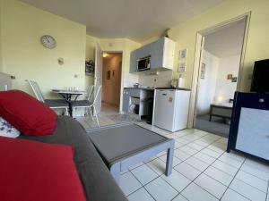 Appartements Appartement Chatelaillon-Plage, 2 pieces, 4 personnes - FR-1-246-557 : photos des chambres