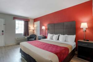 King Room - Accessible/Non-Smoking room in Econo Lodge Gettysburg