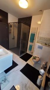 Chambre deluxe au 2ème étage, chambre double au 4ème étage NOT A HÔTEL