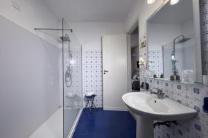 Deluxe Doppel- oder Zweibettzimmer mit Balkon und Meerblick