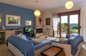 Elani Hill Villa by Luxlikehome