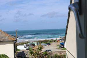 STYLISH, BEACHSIDE apartment, sea views