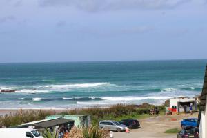 STYLISH, BEACHSIDE apartment, sea views