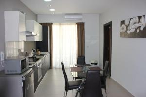 Sunny 2 bedroom, 2 bathrooms, seaside apt.