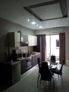 Sunny 2 bedroom, 2 bathrooms, seaside apt.