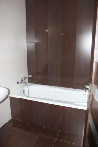 Sunny 2 bedroom, 2 bathrooms, seaside apt.