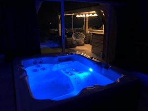 B&B / Chambres d'hotes Le Manoir: chambre d’hote de charme avec jacuzzi privatif : photos des chambres