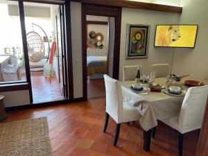 Lovely 2 bedroom with a pool in front of the beach