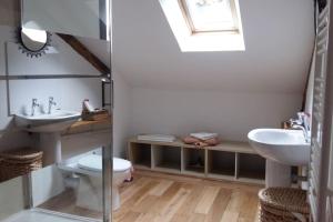 Maisons de vacances Tranquil rustique gite couples only pres Rochefort en Terre : photos des chambres