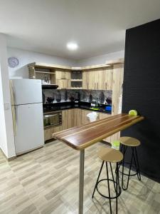 Vista montaña Guatape by Hope