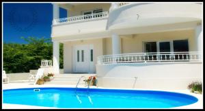 Villa Bella By The Sea - Heated Pool, Jacuzzi, Sauna 