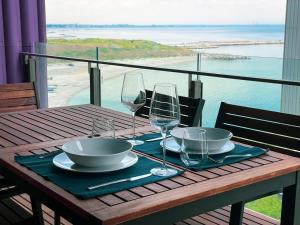 Beachfront Designer Apt, 100 sqm, 2-bath, huge terrace on the sea shore