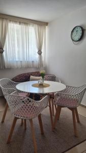 Apartman Lola, Divcibare