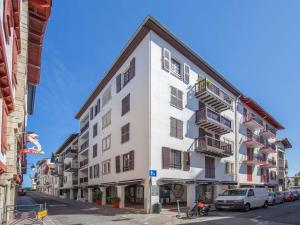 Appartement de caractère avec balcon et parking à 2 pas de la plage, centre historique de Saint-Jean-de-Luz - FR-1-4-577