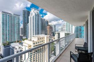 Luxury 3BR Brickell Condo- Free Parking- Pool & Spa - Walk to Brickell City Centre- Sleeps 8